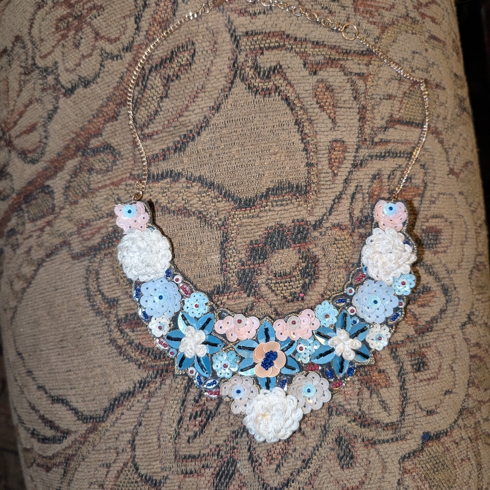 1946 Elegant Bib Style Necklace In A Beautiful Peacock Colors